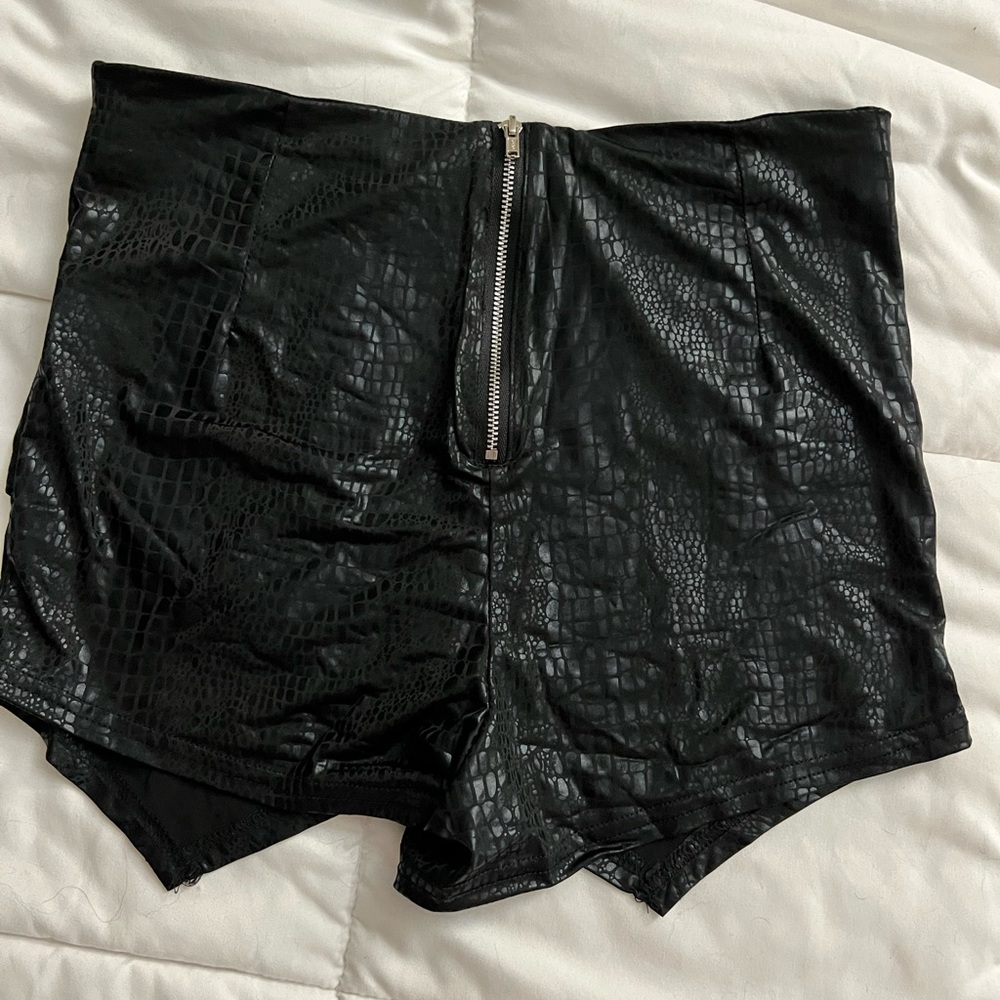 Snake print black skort